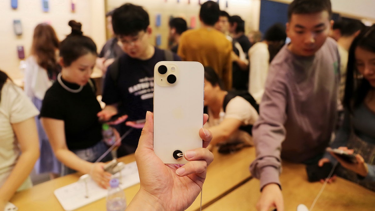Apple Store sells iPhone 15 in China
